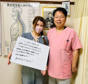 妊活整体に通われ、妊娠の喜びを報告された患者さんと江口長生治療院の院長